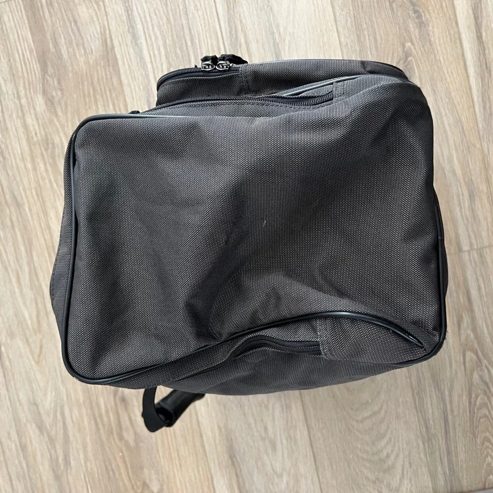 Orvis Weekender Duffel Bag Durable water resistant Grey Nylon Travel Gym Bag 22